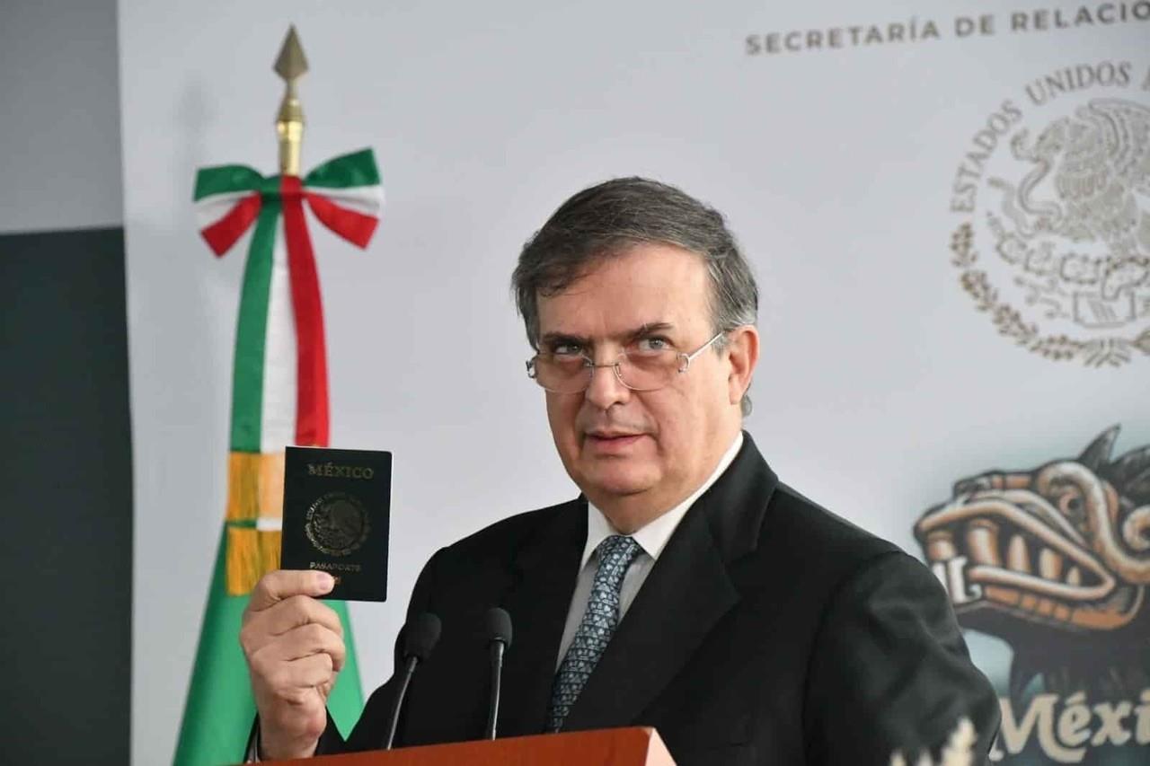 Suben de tono criticas a Ebrard; piden agilice trámites de pasaportes