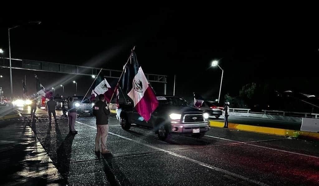 Cruza Mega Caravana Queretana por Dos Laredos