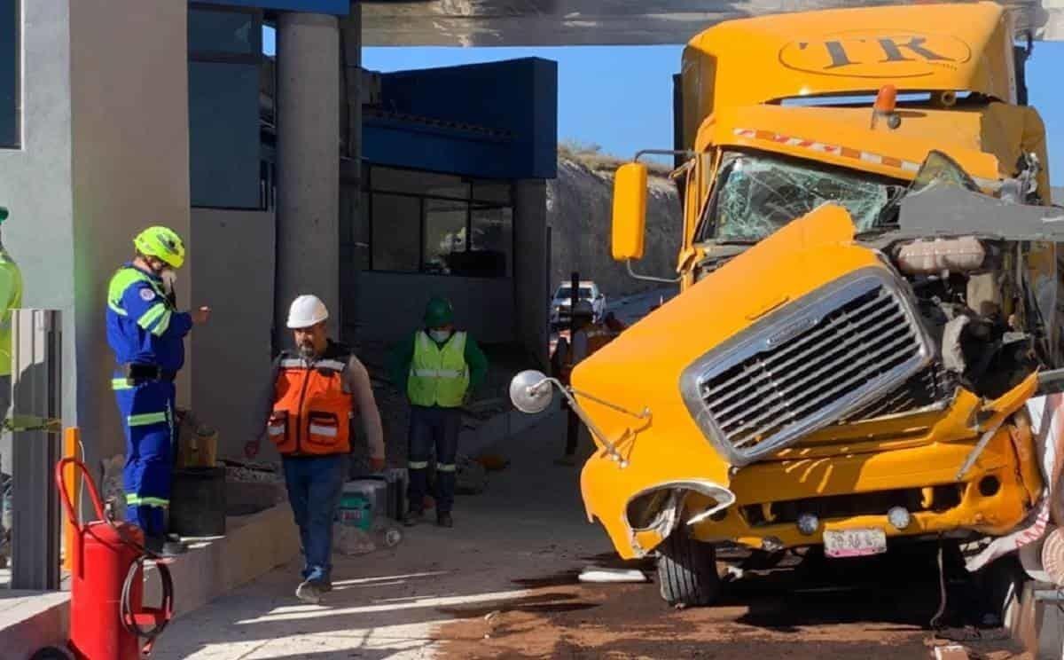 Se impacta tráiler sin frenos en caseta de autopista a Saltillo