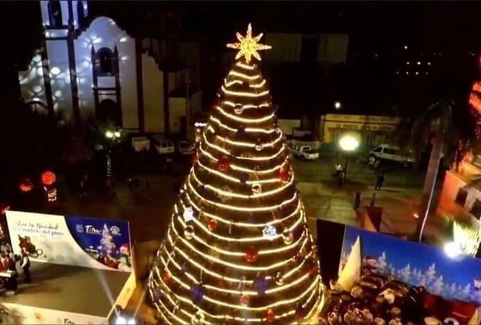 Encabeza gobernador encendido del pino navideño en Victoria