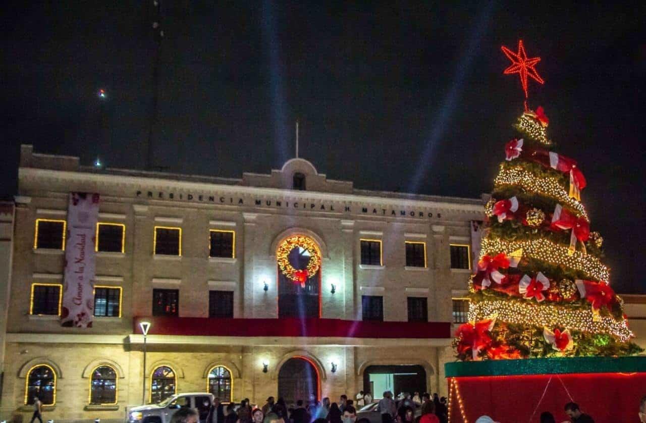 Iluminan la zona centro de matamoros con luces y monumental pino