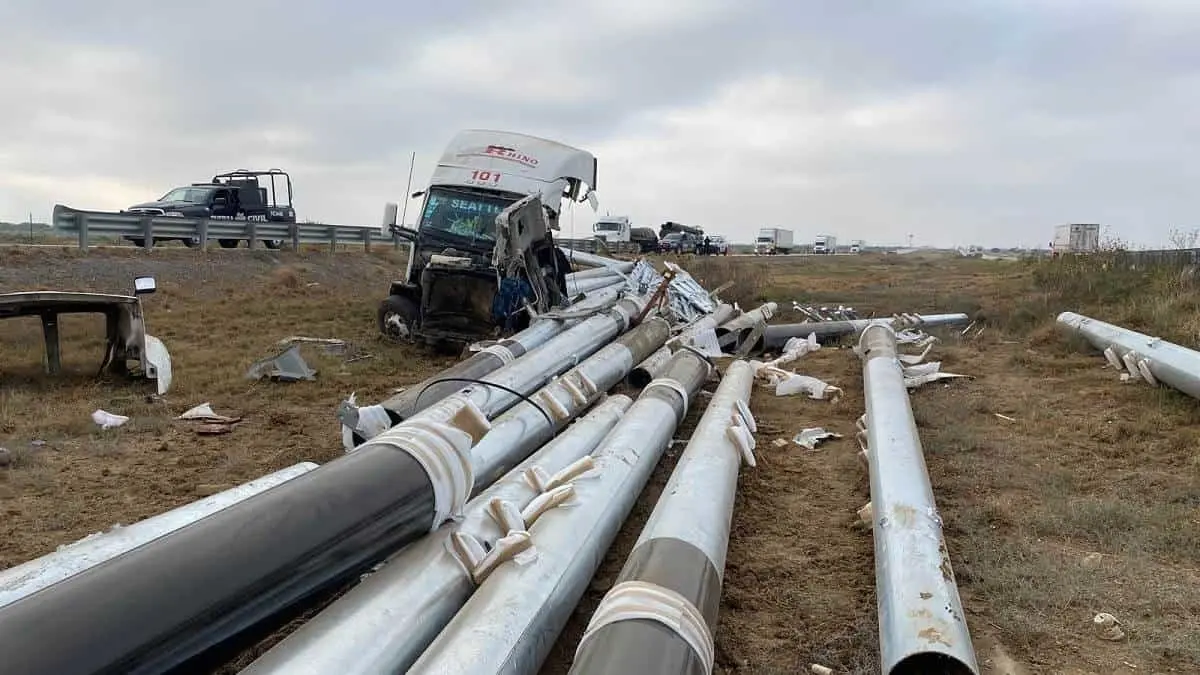 Muere trailero tras chocar en la autopista a Laredo