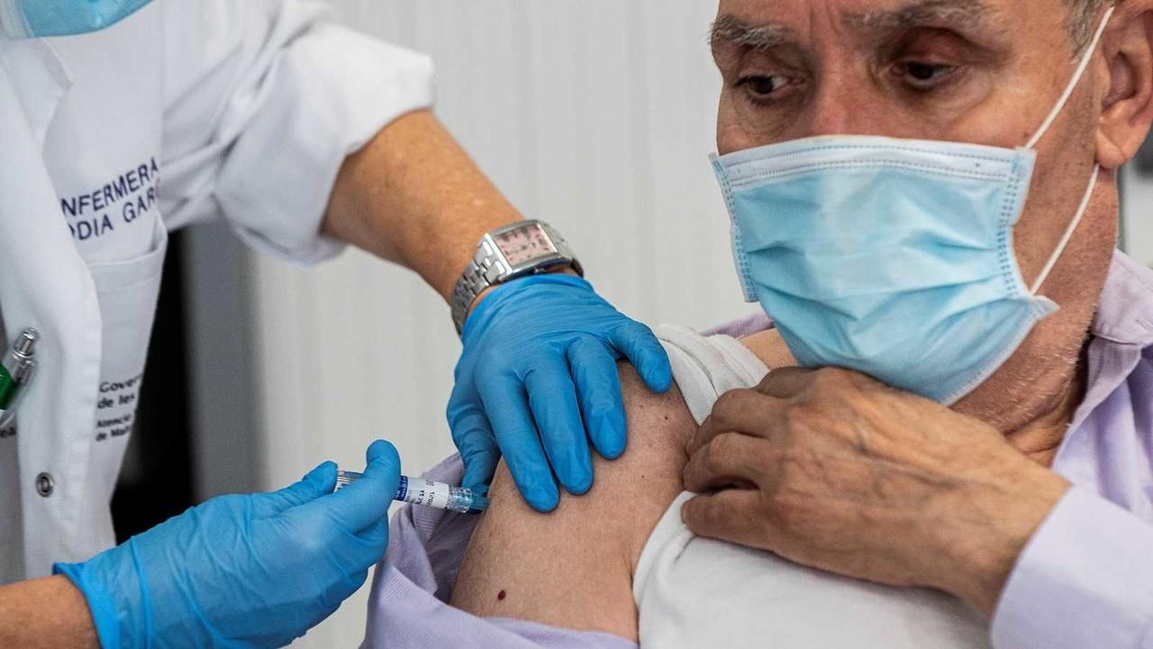Abren prerregistro para tercera dosis de refuerzo de adultos mayores