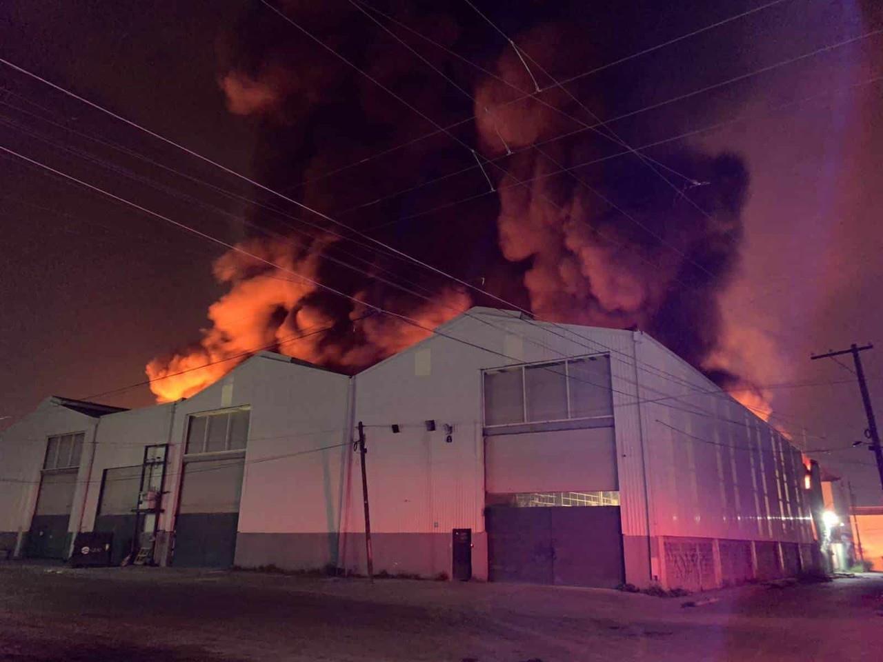 ¡Otro! Alarma incendio de bodega a vecinos de Guadalupe y San Nicolás