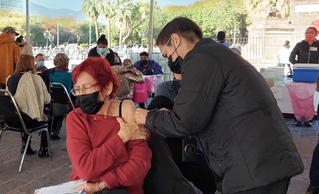 Llevan refuerzo anticovid a adultos mayores de municipios rurales de NL