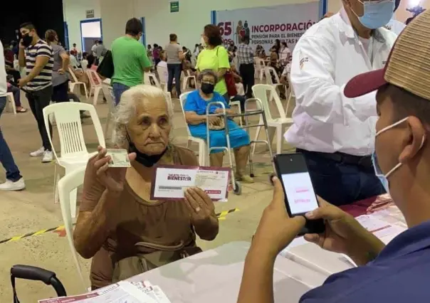 Llaman a abuelitos a canjear tarjetas vencidas de pensiones