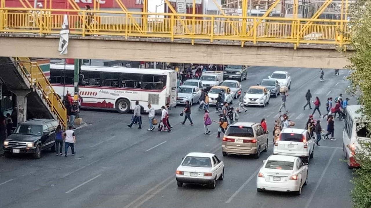Un puente en el olvido; arriesgan su vida por no usar el puente peatonal