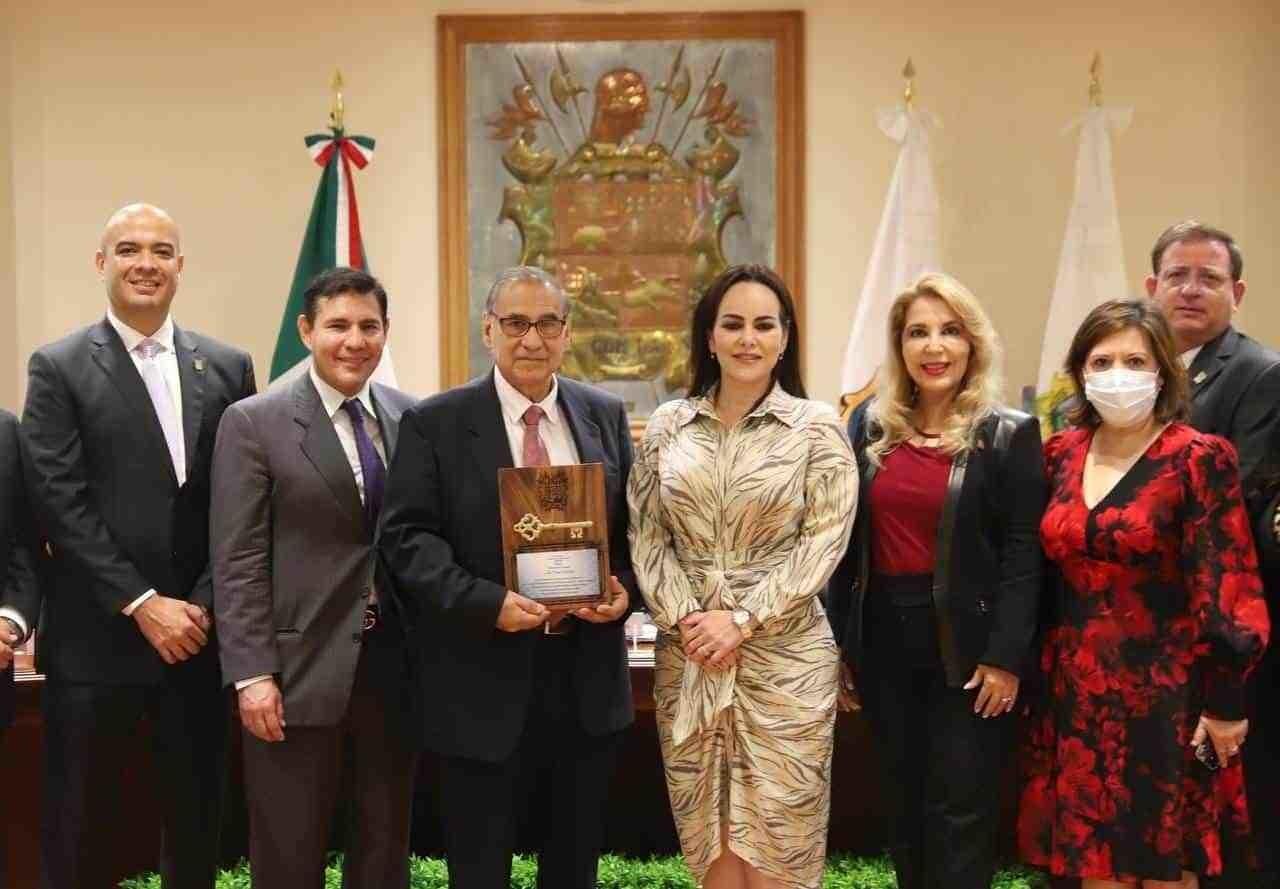 Entregan llaves de la ciudad a doctor de Laredo, por lucha contra covid