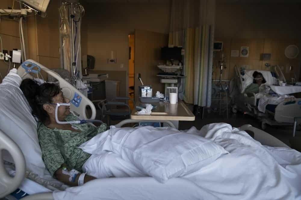 Batallan hospitales de EU con alza de contagios de COVID-19