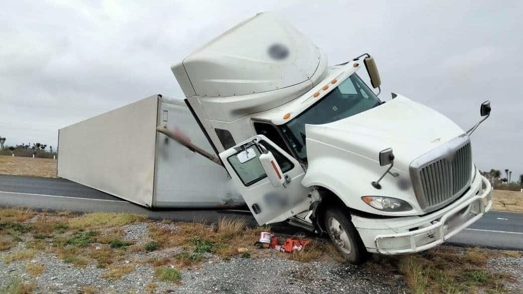 Vuelca tráiler en carretera Saltillo - Matehuala