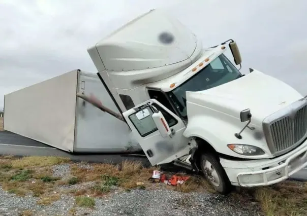 Vuelca tráiler en carretera Saltillo - Matehuala