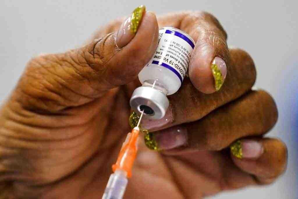 Va dosis de refuerzo contra COVID a personal médico de NL