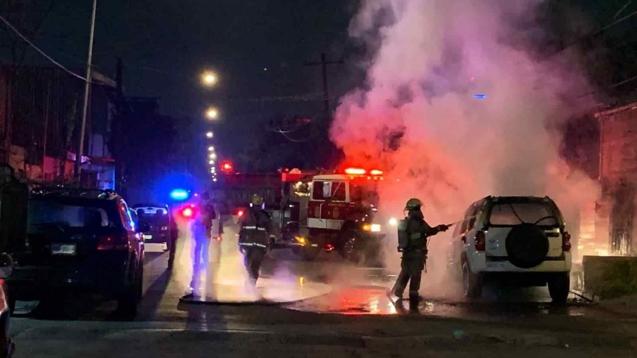 Consume incendio camioneta, fuego nace de falta de mantenimiento