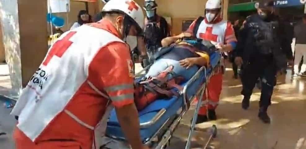 Mujer pisa mal y cae a rieles del metro