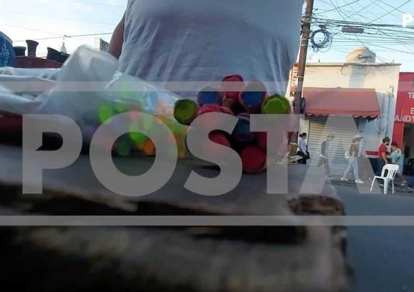 ¿Y los permisos? Venden cohetes en pleno centro de Monterrey