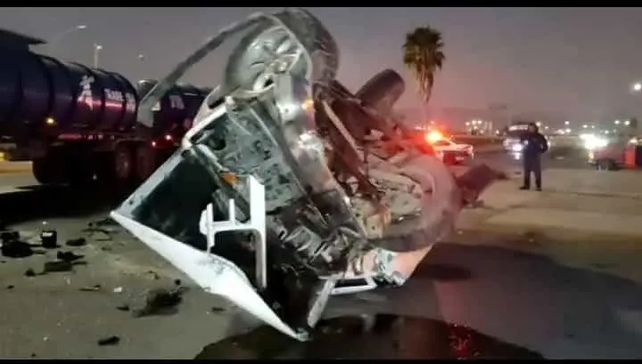 Choca camioneta contra pipa en Carretera a Reynosa en Cadereyta