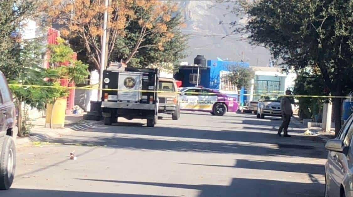 Ejecutan a balazos a joven en porche de su casa de García