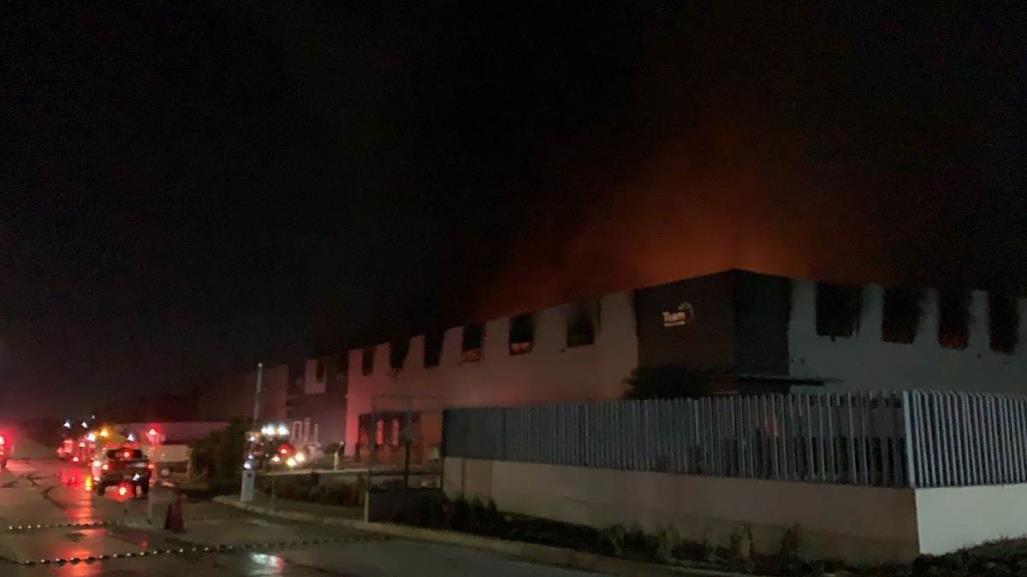 Consume incendio bodega en Apodaca