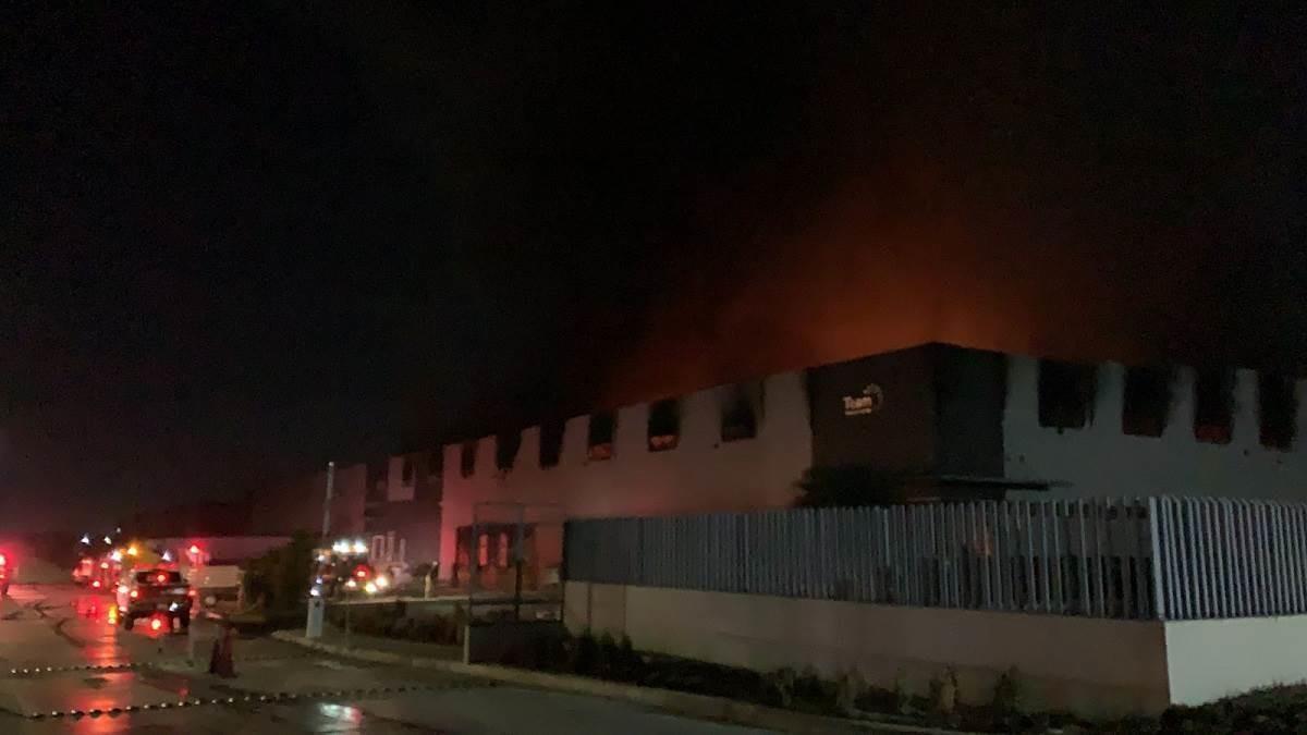 Consume incendio bodega en Apodaca