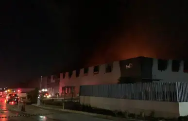 Consume incendio bodega en Apodaca