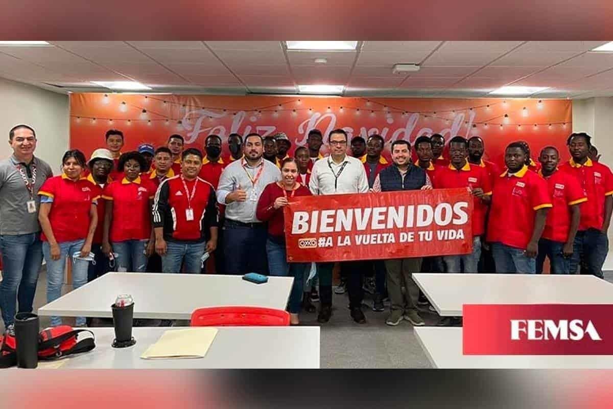 Contrata Femsa migrantes haitianos como cajeros de Oxxo