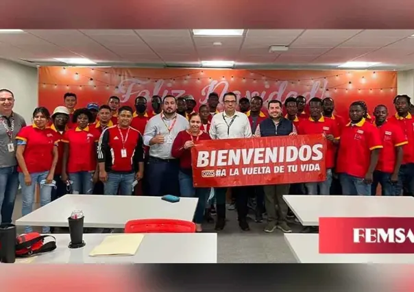 Contrata Femsa migrantes haitianos como cajeros de Oxxo