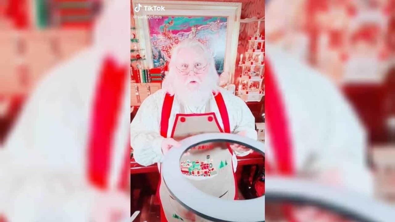 ¡Ya listo! Santa Claus le entra al trend del aro de luz