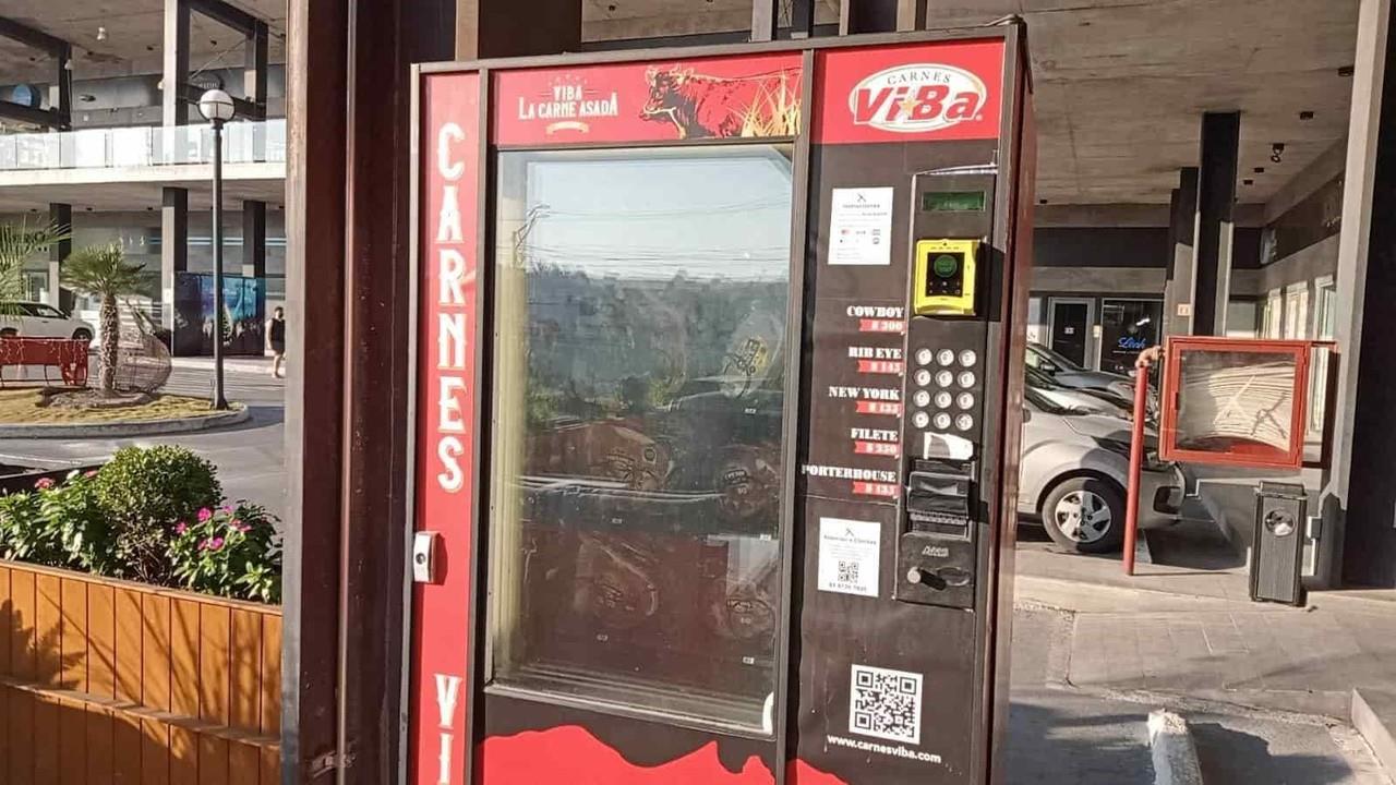 ¡Solo en Monterrey! Instalan primera máquina expendedora de carne para asar