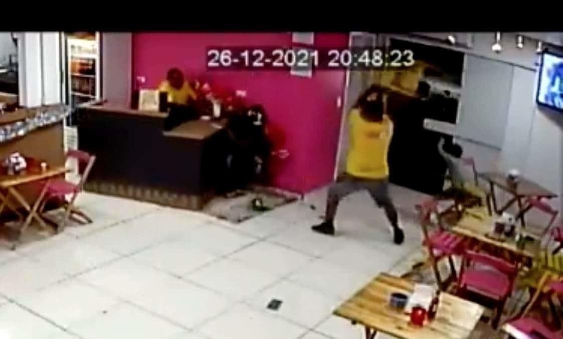 ¡Lo dejaron helado! Ladrón intenta robar negocio y recibe paliza