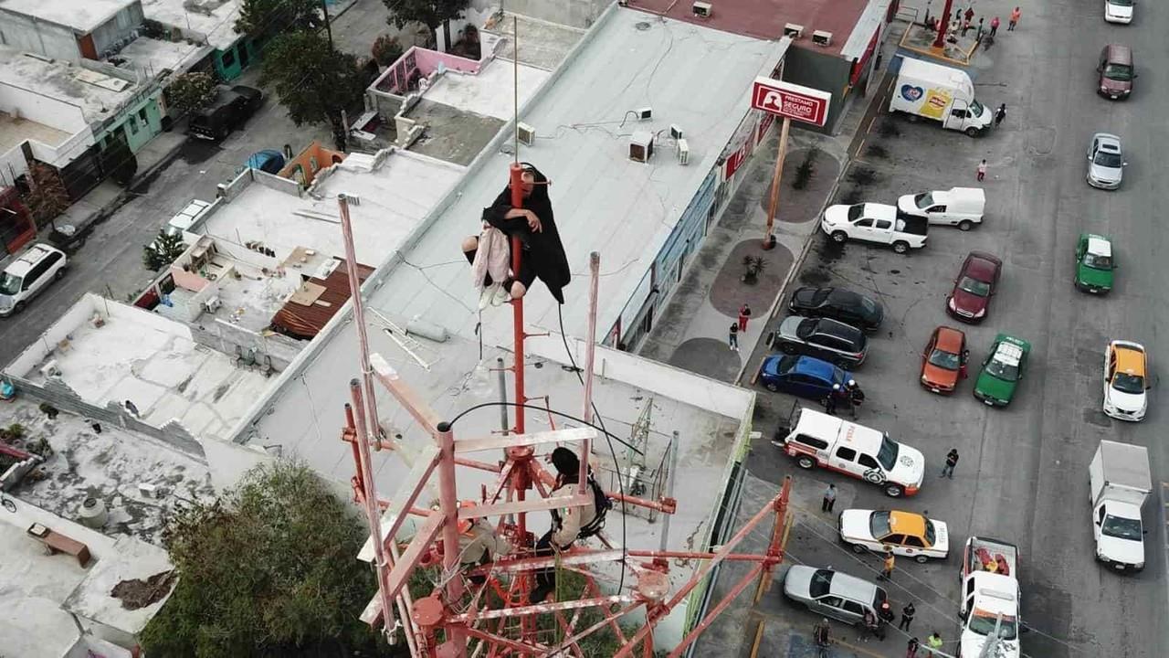 Hombre se cuelga de torre telefónica en Apodaca