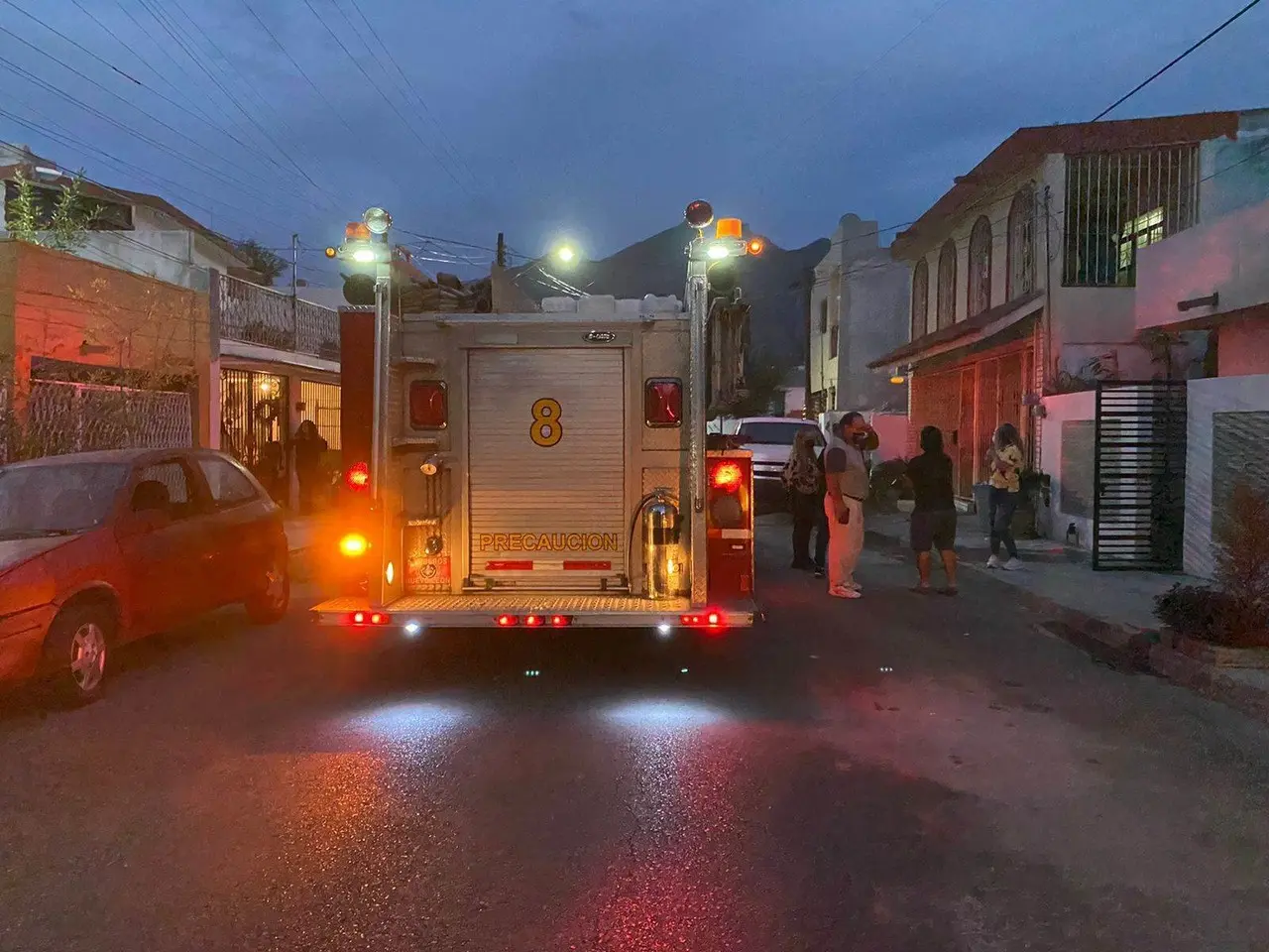 Deja incendio de domicilio en Monterrey a una mujer lesionada