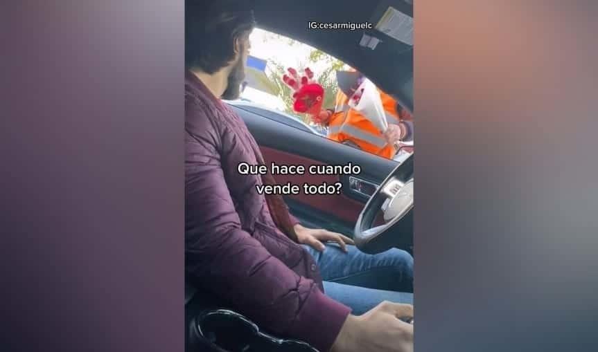 ¿Y qué hace cuando vende todo? Joven le compra todas las flores a abuelito