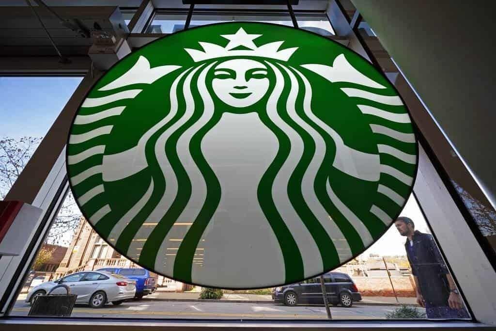 ¡Papelito habla! Será obligatoria vacuna COVID para empleados de Starbucks