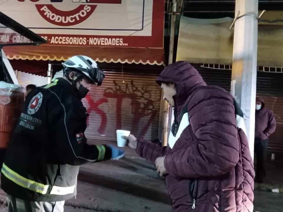 Buscan rescatistas calentar corazones con chocolate y cobijas