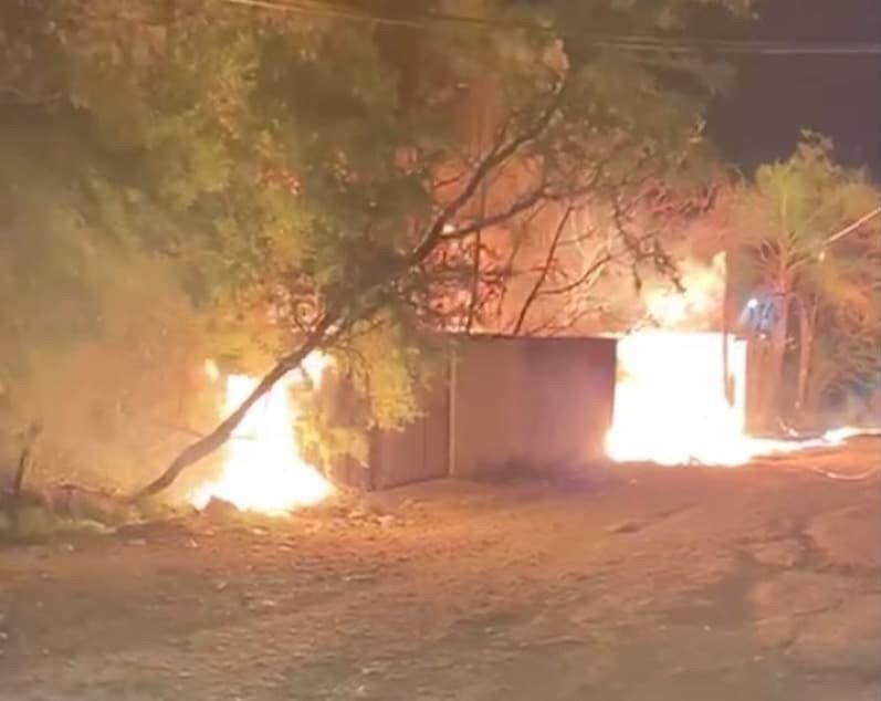 Consume fuego almacén de plástico; rescatistas tardan en respuesta