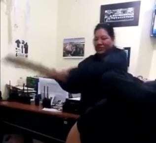 ¡A tablazos! Video muestra a policía golpeando a detenido en Veracruz