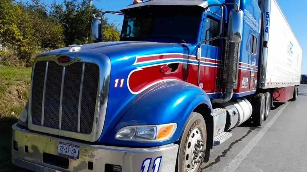 Impacta y prensa tráiler a pareja que viajaba en auto