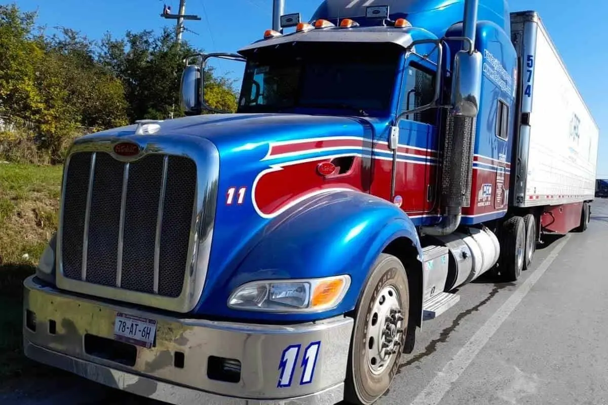 Impacta y prensa tráiler a pareja que viajaba en auto