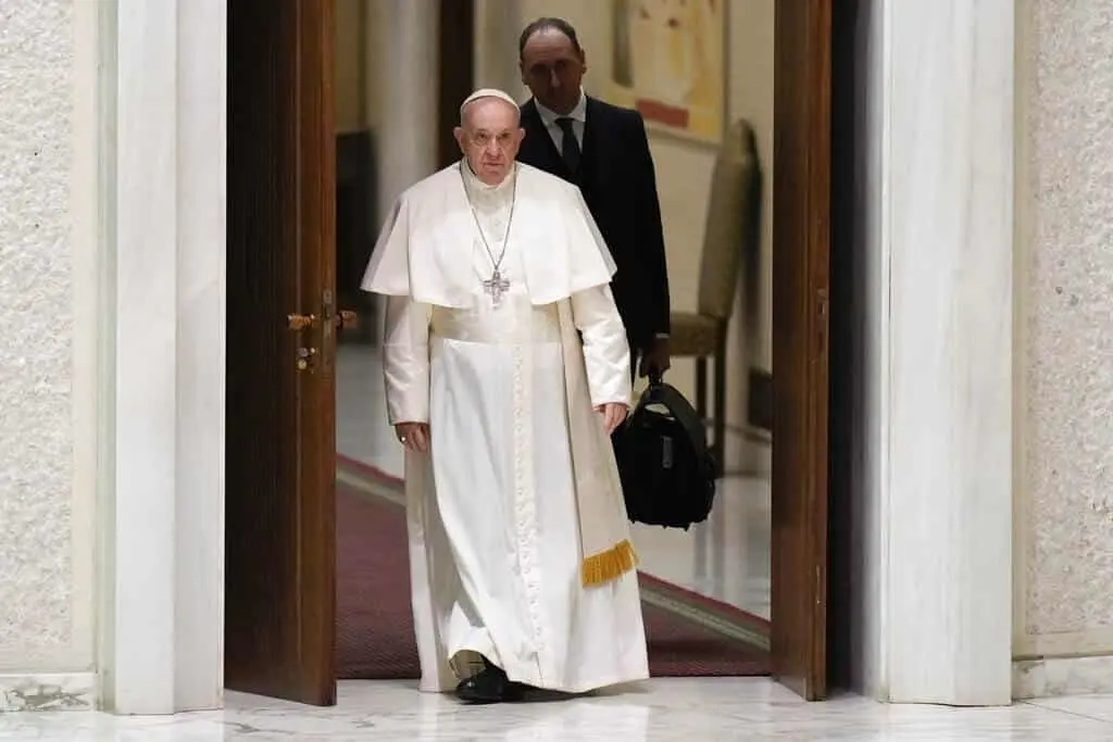Tacha papa Francisco de egoístas a quienes prefieren perrhijos