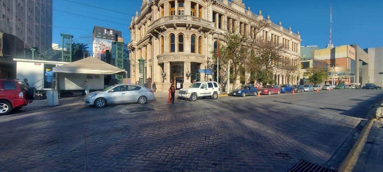 Saturan automovilistas módulo de Drive Thru en Monterrey