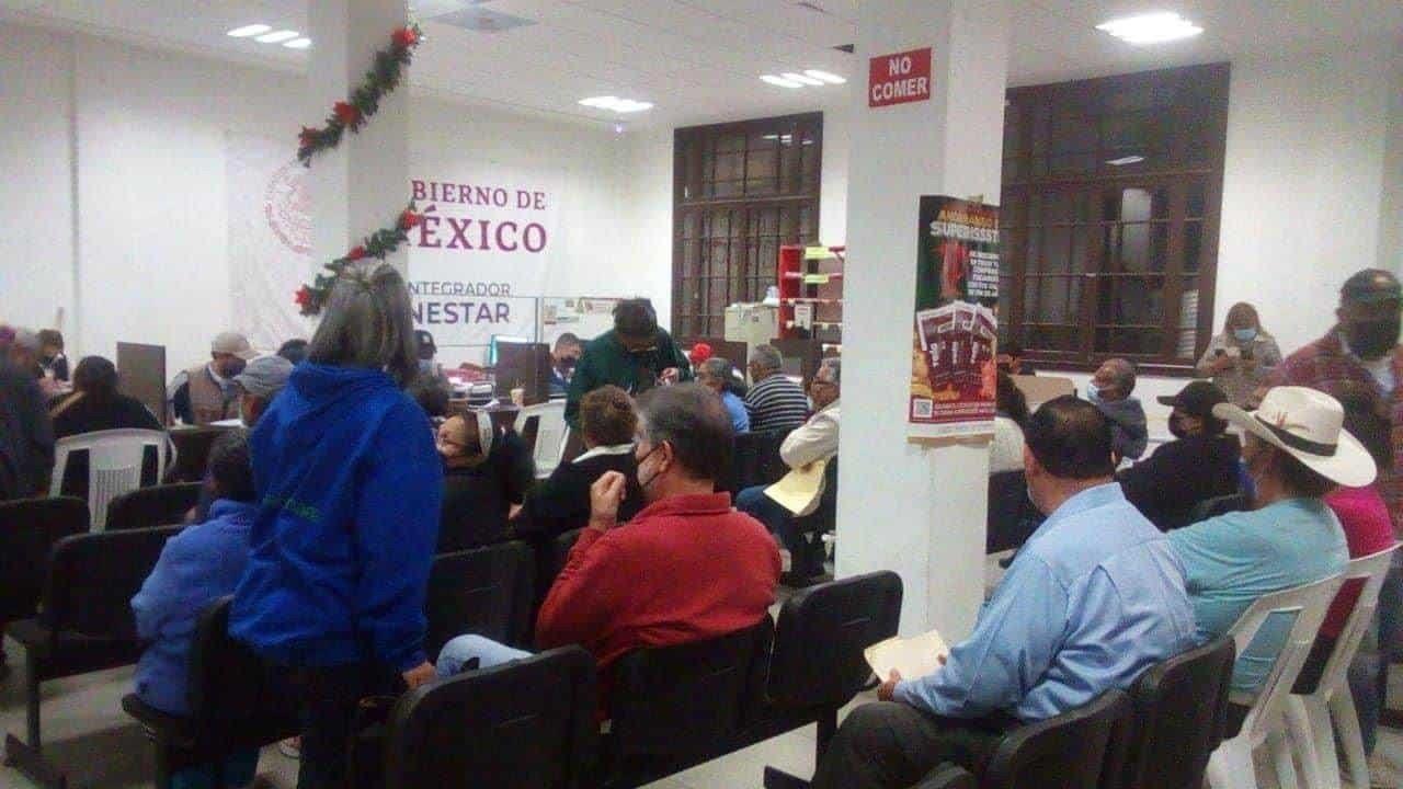 Llaman a abuelitos a renovar tarjeta de Bienestar