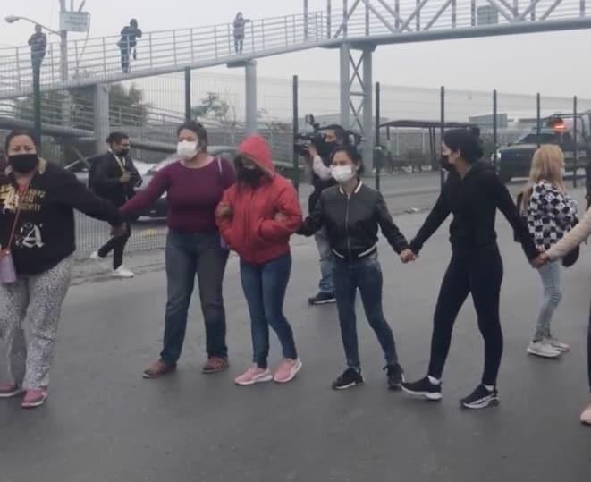 Familiares de reos bloquean carretera cerca del penal de Apodaca