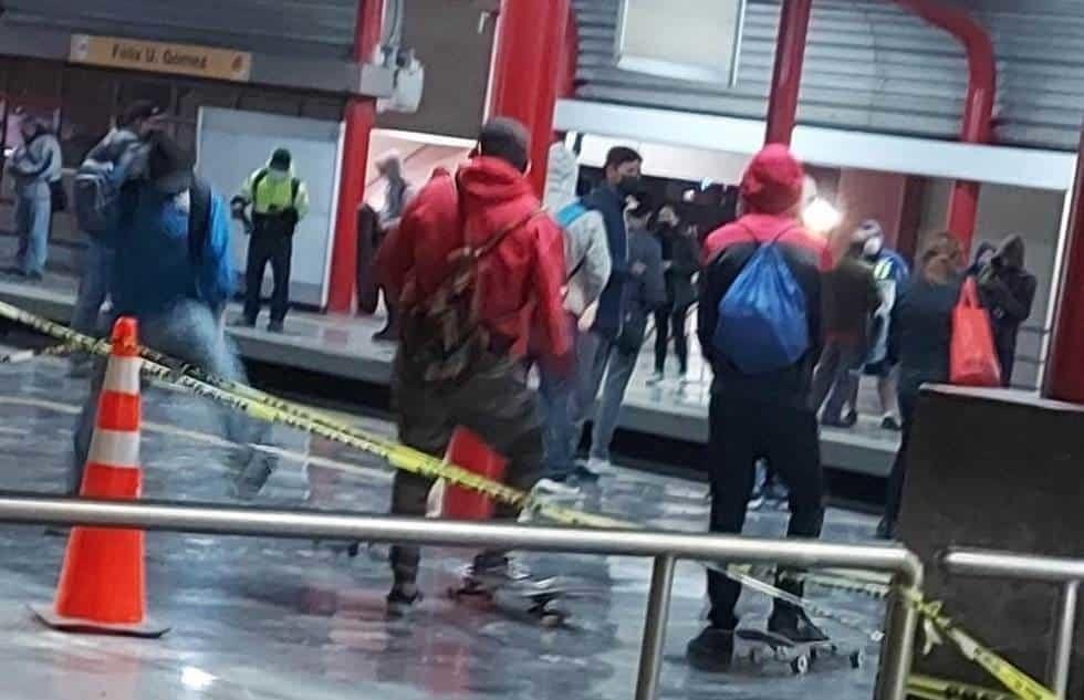 Ponen skaters en riesgo a usuarios del Metro