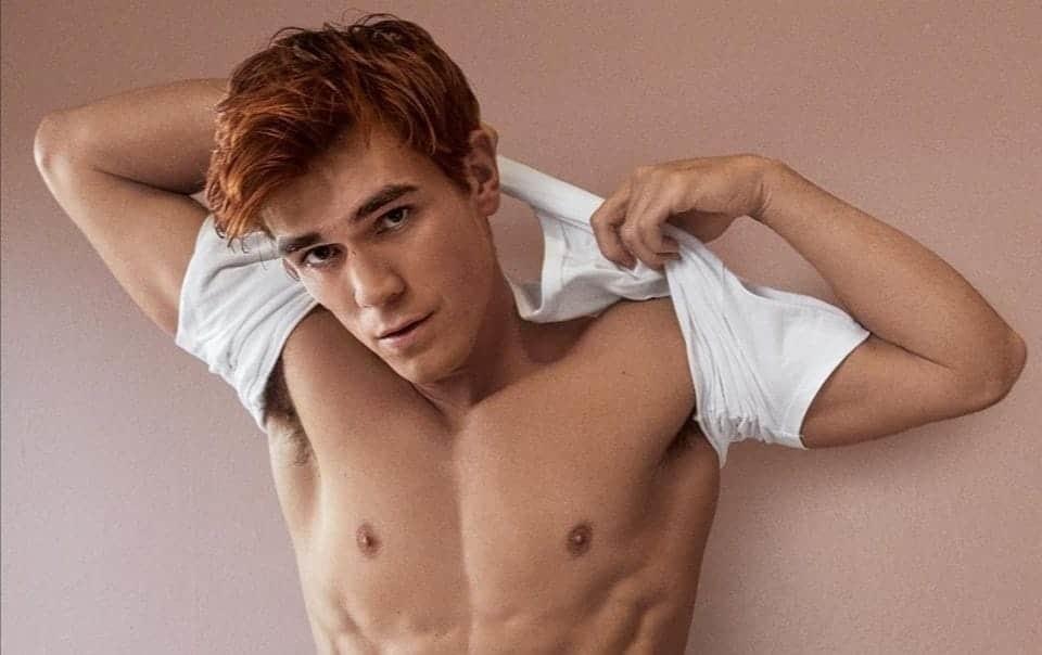 Enciende KJ Apa las redes con fotos en ropa interior