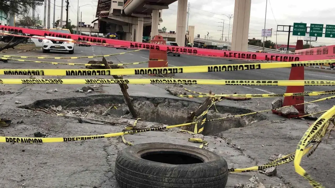 Bloquea socavón carriles de la carretera a Colombia, lleva dos meses así