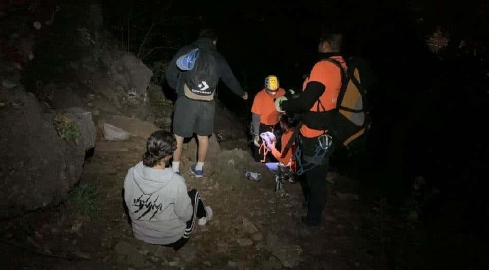 Rescatan a pareja en el Cerro de las Mitras