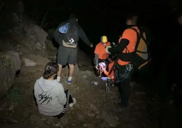 Rescatan a pareja en el Cerro de las Mitras