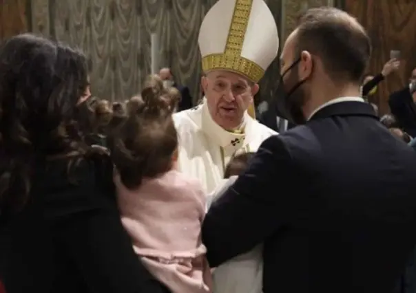 Bautiza Papa Francisco a 16 bebés en Capilla Sixtina