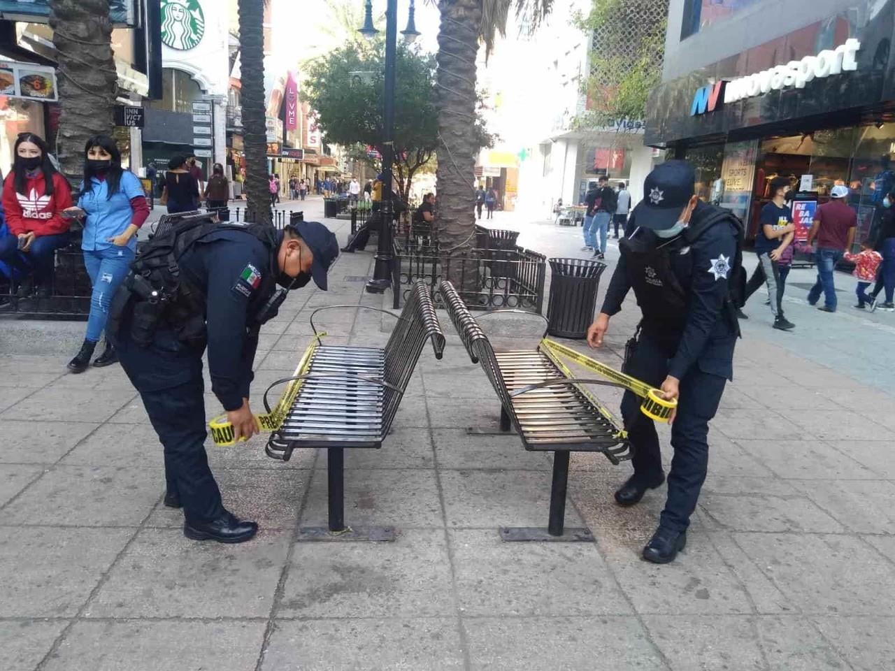 ¡Restringen uso de bancas! Monterrey evita que regios permanezcan en plazas