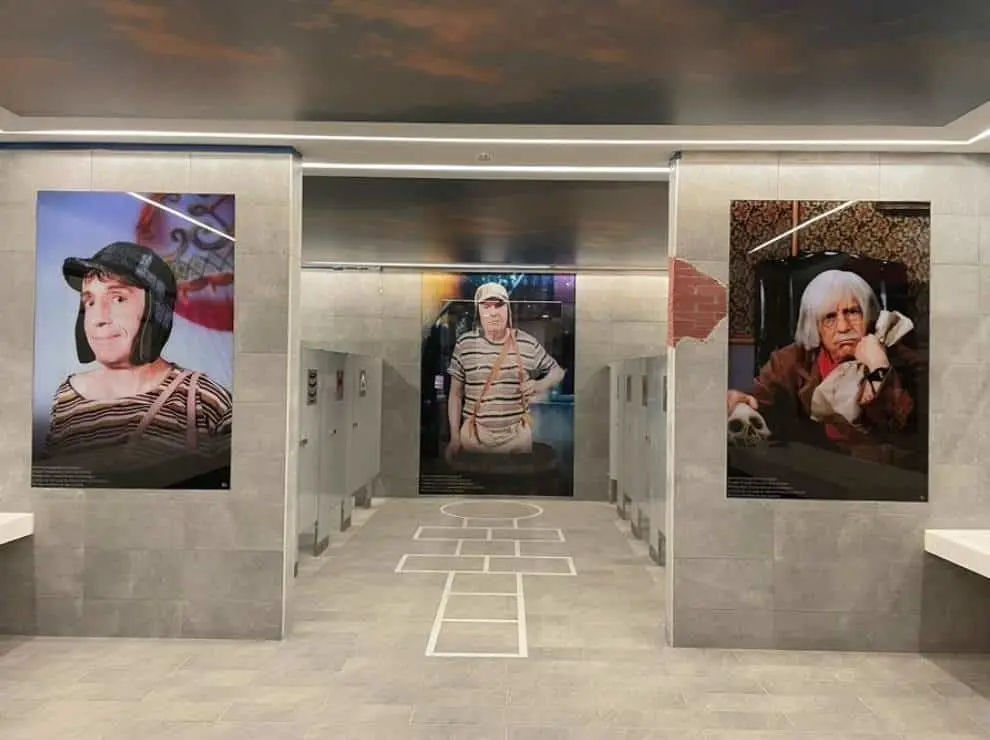 ¡’Pipipipi’! Decoran baños del Felipe Ángeles con personajes de Chespirito